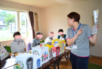 団体の活動場所にて宅配トークを行う画像