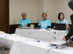 健康についての講演会で運動指導の画像