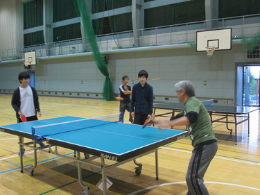 卓球で農大生と勝負の画像