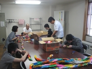 折り鶴を作る様子１