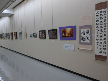 ​絵画や書、写真など様々なジャンルの作品が並んでいます。の画像