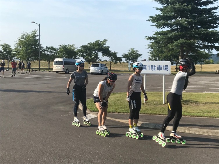 ​駐車場でのローラースケートの画像