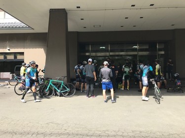 自転車ロード練習（ホテル出発前）の画像