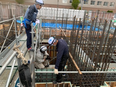 基礎型枠の建て込み状況の検査の写真
