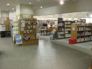 図書館内部写真（入口付近）