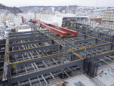 議場屋根の鉄骨工事の写真