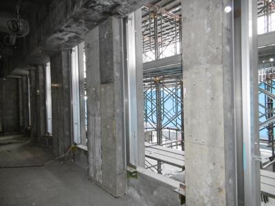 2階の外部サッシ取り付けの写真