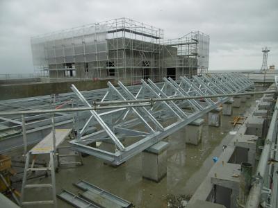 屋上太陽光発電パネルの架台の写真