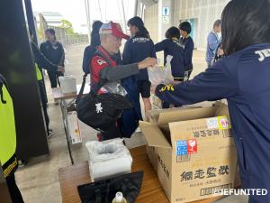 入場者プレゼントの様子