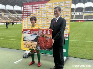 勝利チームへチーム賞贈呈