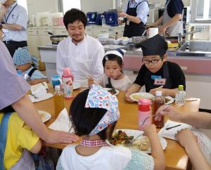 子ども料理教室の試食中の写真