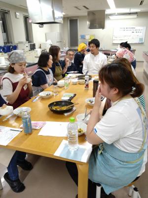 大人の料理教室の試食中の写真