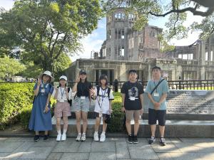 原爆ドーム前での集合写真
