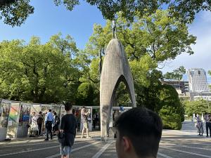 広島平和記念公園での見学の様子