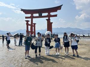 厳島神社の大鳥居前での集合写真