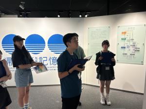 平和祈念展示資料館での見学の様子
