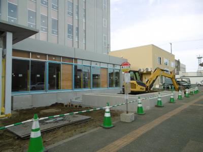 南側出入口前の花壇工事の写真