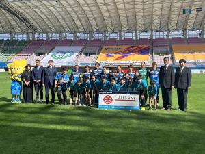 選手と集合写真
