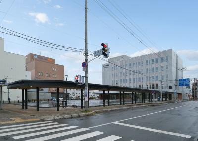 新庁舎外観とキャノピー（屋根付き歩行空間）の写真