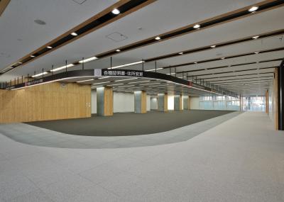 1階通路と執務室の写真
