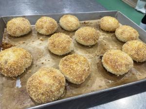 焼き立てのパンの写真