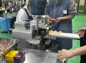 餃子を作っている写真