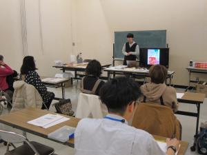 シルクスクリーン講座でモニターを使って説明をする講師