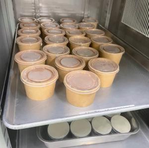 冷凍庫に並ぶバナナチョコアイスの写真
