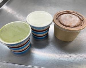 抹茶味、プレーン味、チョコ味のアイスの写真