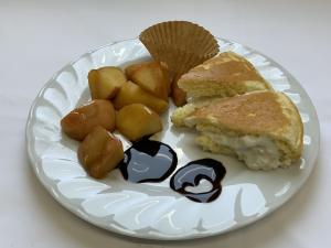 もち麦クリームパンケーキ〜焼きりんごも一緒だよ〜の写真