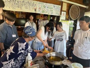サーターアンダギー作りの様子