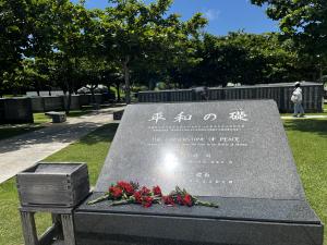 平和の礎の見学の様子