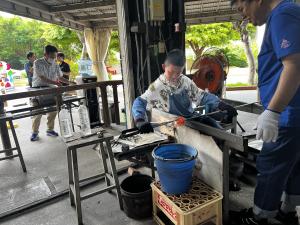 琉球ガラス村でのグラス作り体験の様子