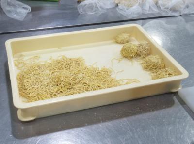 一食分に取り分けている麺の写真