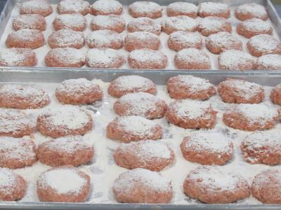 焼く前のハンバーグが並んだ写真