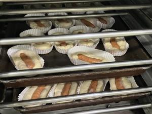 焼く前のソーセージパンの写真